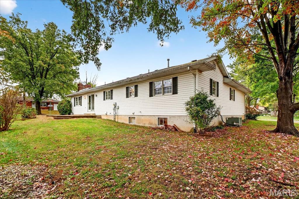 201 Oak Tree Drive, Columbia, IL, 62236-1145