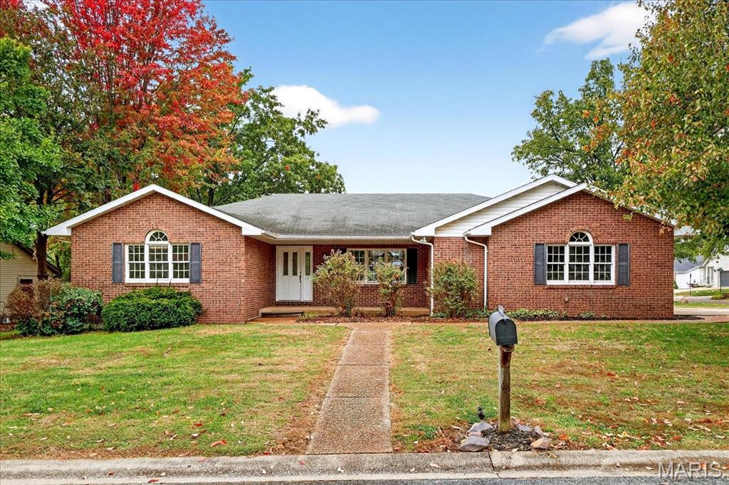 201 Oak Tree Drive, Columbia, IL, 62236-1145