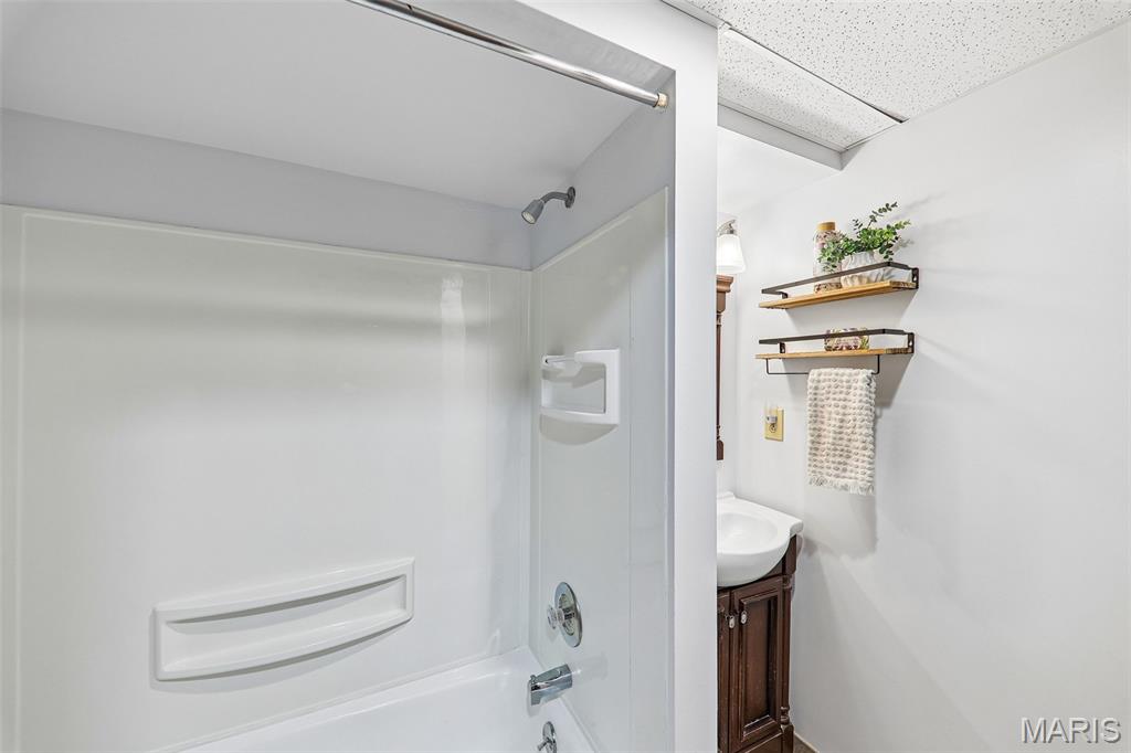 995 Century Oaks Drive, Manchester, MO, 63021