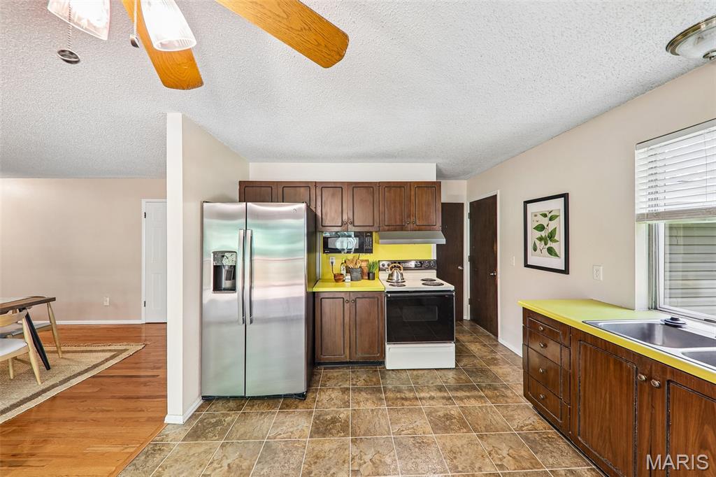 995 Century Oaks Drive, Manchester, MO, 63021