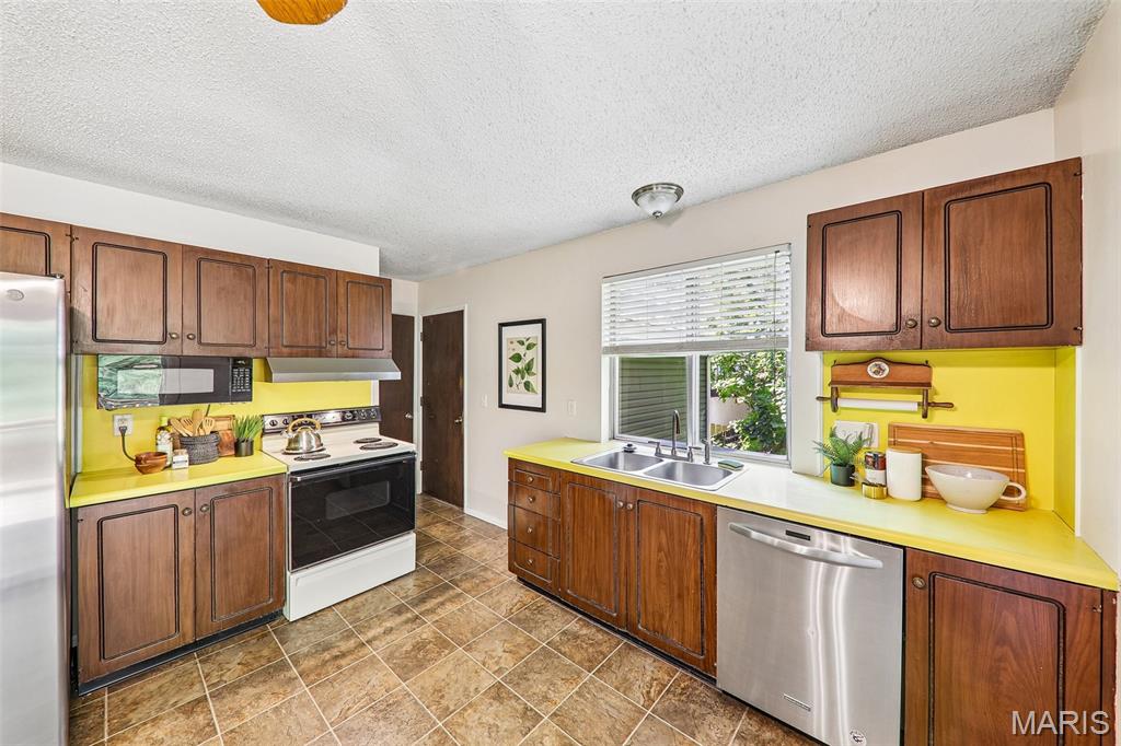 995 Century Oaks Drive, Manchester, MO, 63021