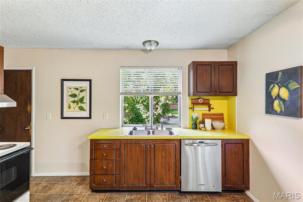 995 Century Oaks Drive, Manchester, MO, 63021