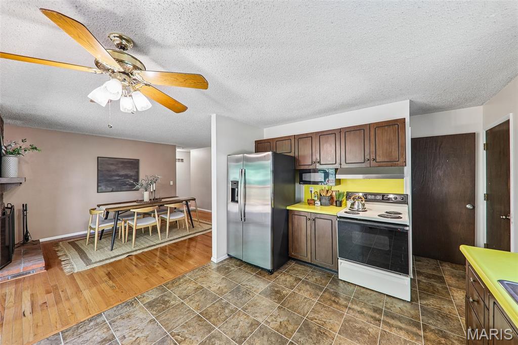 995 Century Oaks Drive, Manchester, MO, 63021