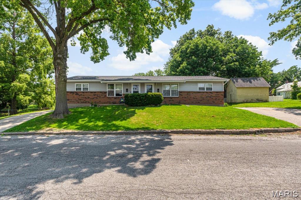 214 E Market Street, Columbia, IL, 62236-2224