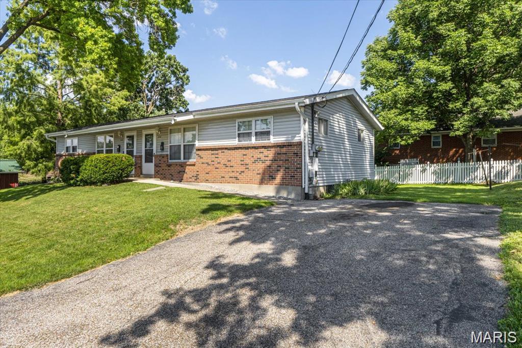 214 E Market Street, Columbia, IL, 62236-2224