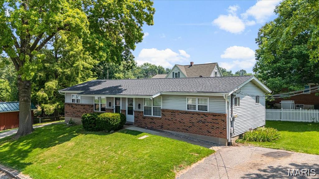 214 E Market Street, Columbia, IL, 62236-2224