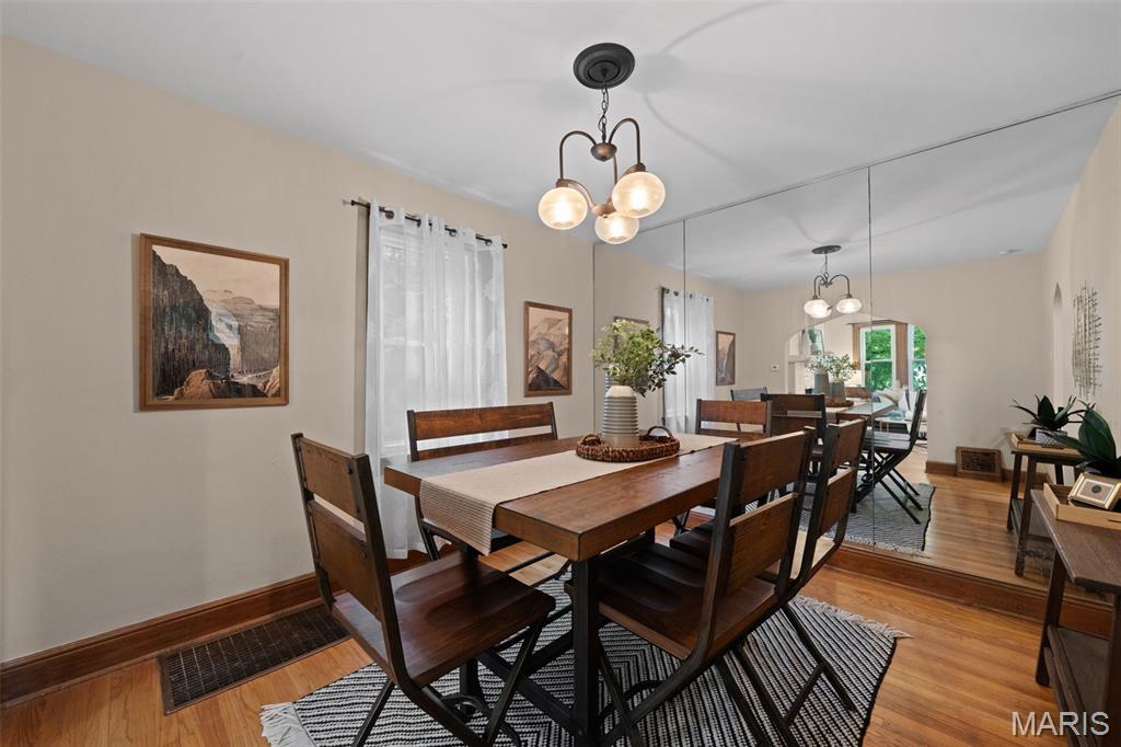 5301 Sunshine Drive, St Louis, MO, 63109