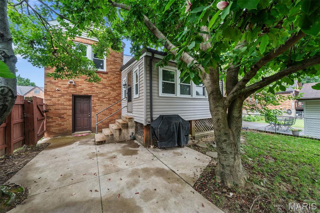 5301 Sunshine Drive, St Louis, MO, 63109