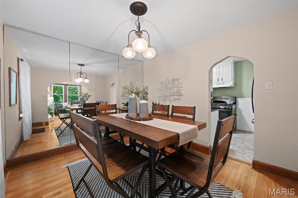 5301 Sunshine Drive, St Louis, MO, 63109