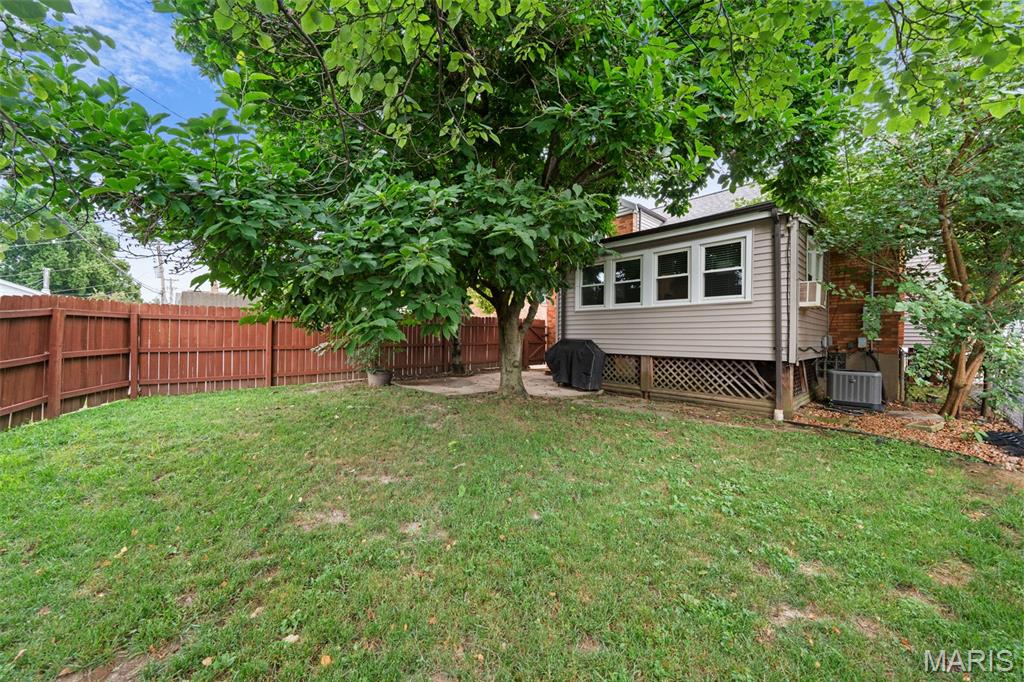 5301 Sunshine Drive, St Louis, MO, 63109