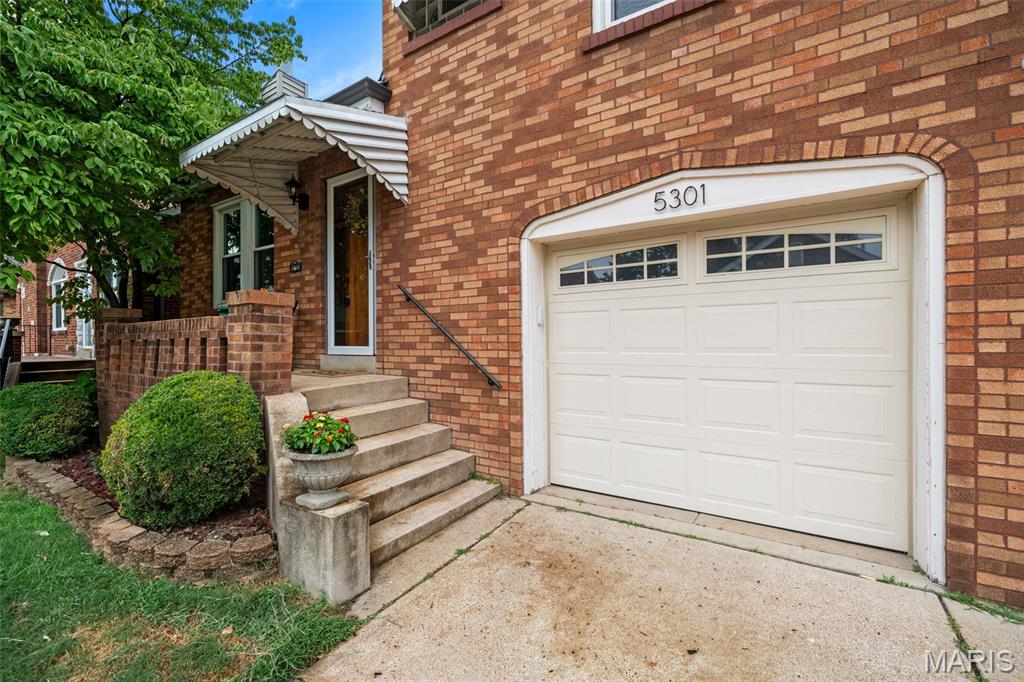 5301 Sunshine Drive, St Louis, MO, 63109