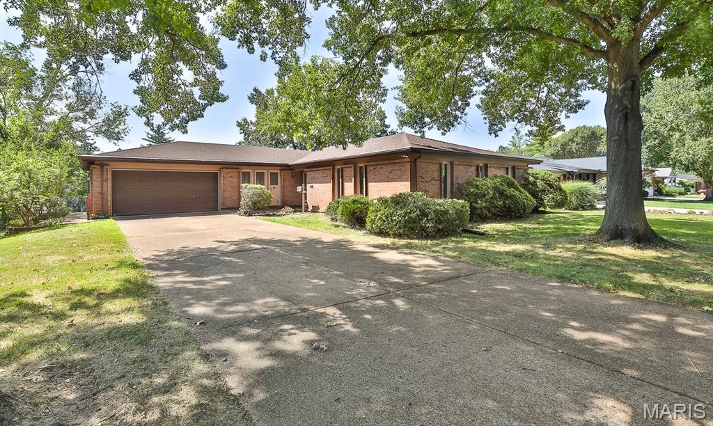 208 Fawn Meadows Drive, Ballwin, MO, 63011-3817