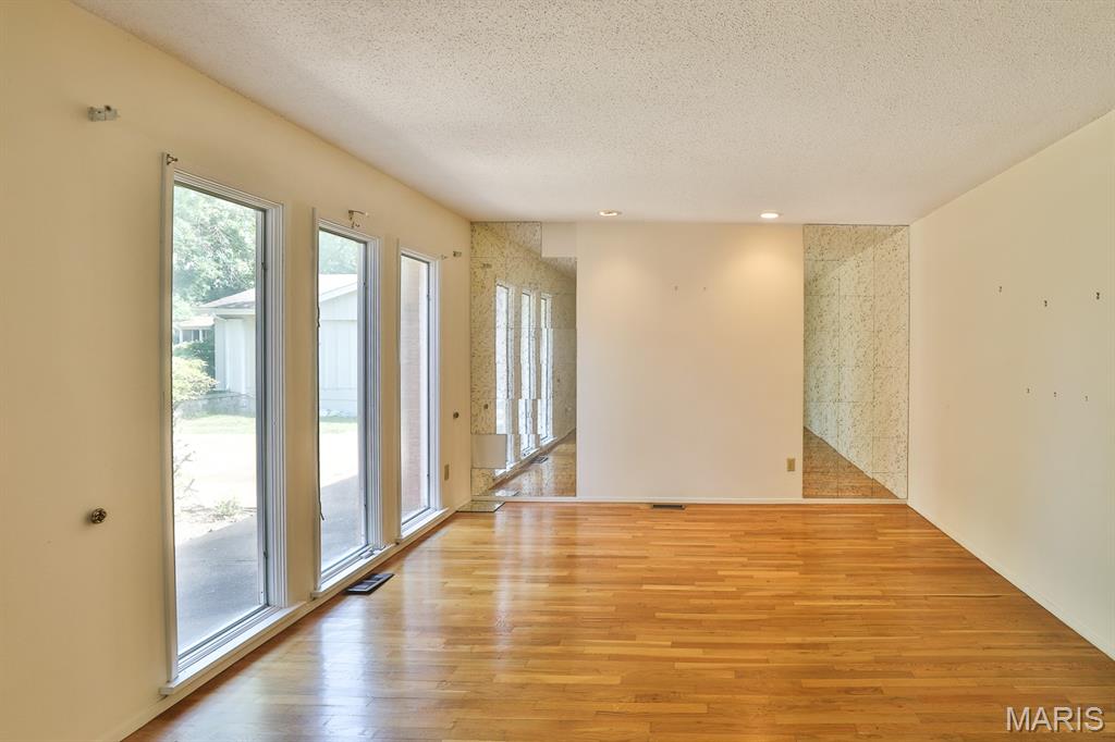 208 Fawn Meadows Drive, Ballwin, MO, 63011-3817