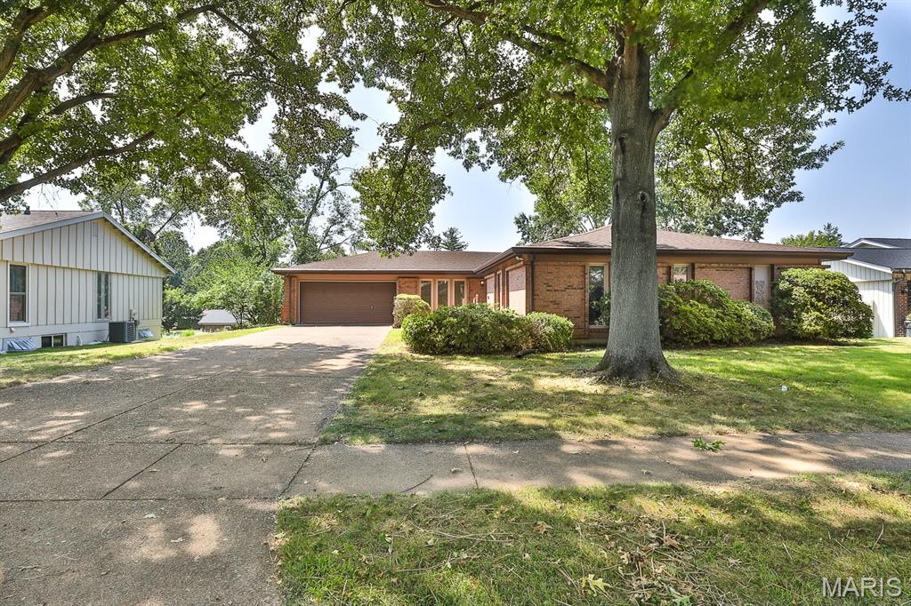 208 Fawn Meadows Drive, Ballwin, MO, 63011-3817