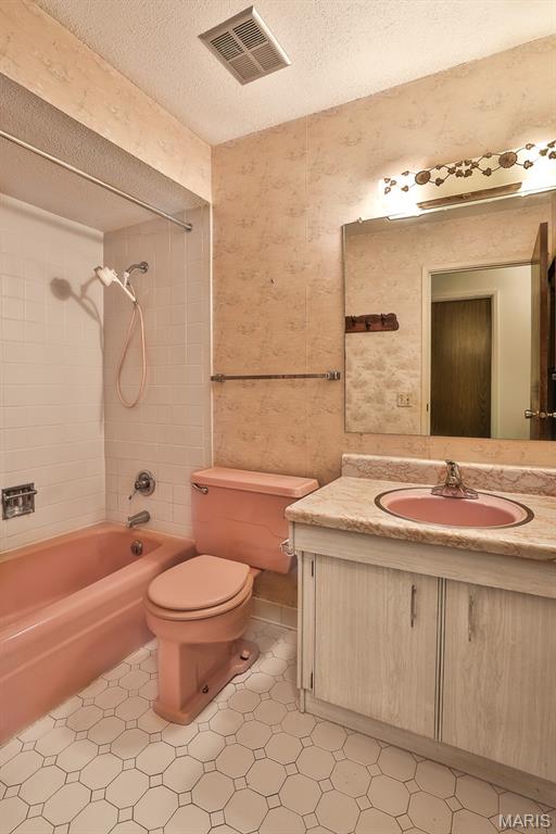 208 Fawn Meadows Drive, Ballwin, MO, 63011-3817