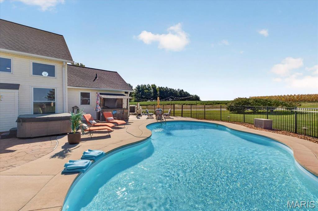 9301 Christopher Lake Drive, Columbia, IL, 62236-3458