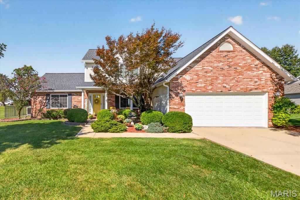 9301 Christopher Lake Drive, Columbia, IL, 62236-3458