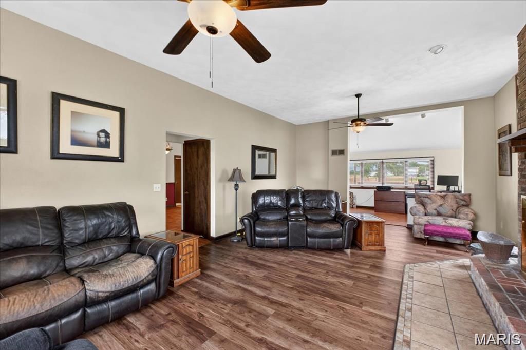 8660 Huch Lane, Columbia, IL, 62236-4620