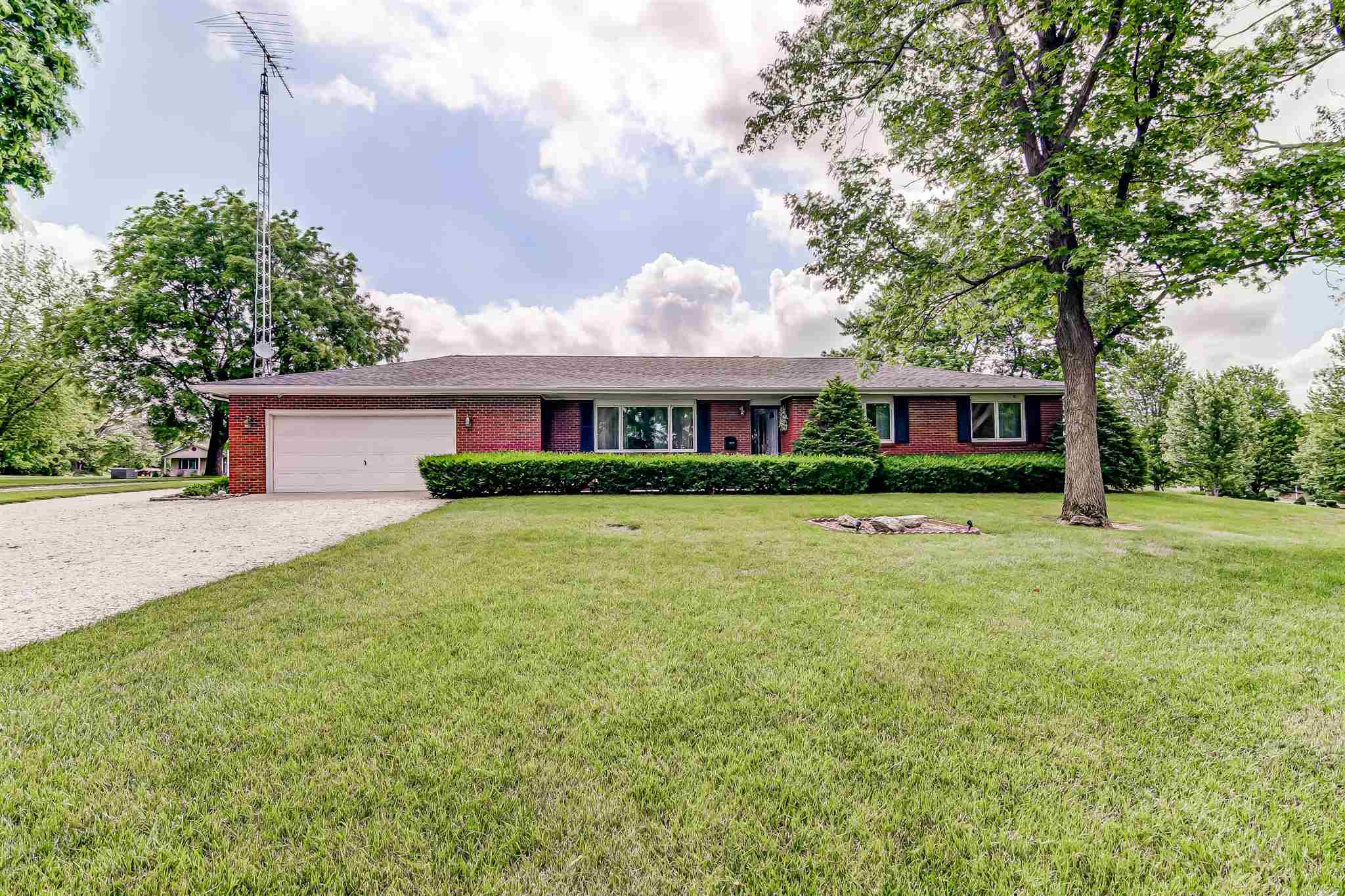 1650 McQueen Road, Pleasant Plains, IL 62677