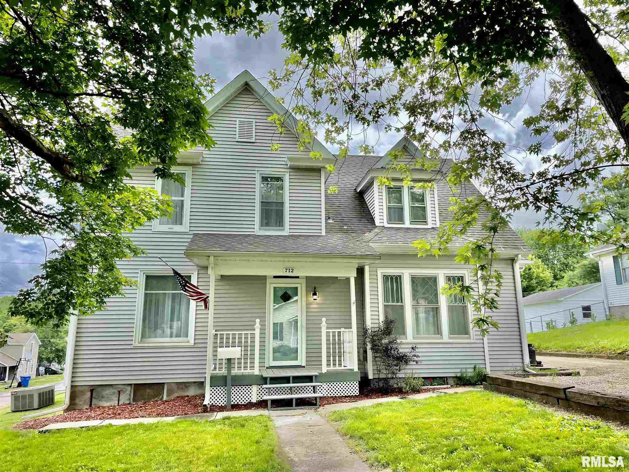 712 S 9TH Street, Petersburg, IL 62675