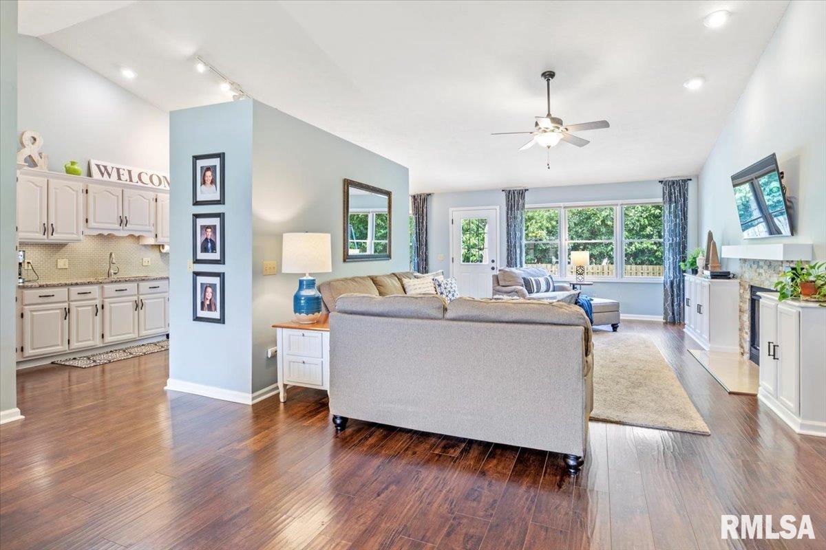 141 Parkway Drive, Chatham, IL, 62629